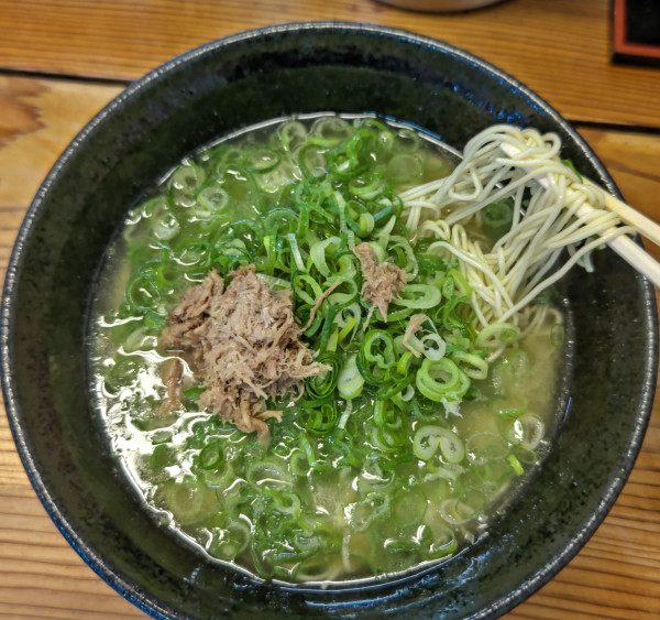 「ラーメン（600円）＋替玉（100円）×2」@五号線沿いの元祖長浜ラーメンの写真