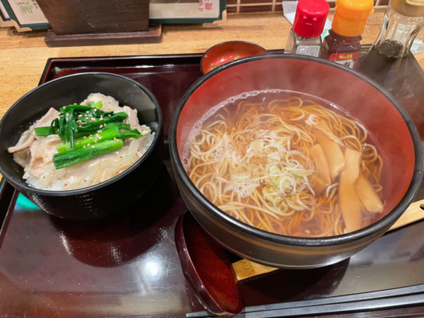 「ランチセット　豚ニラ塩ダレ炒め丼＋セットラーメン」@蕎麦人 弁慶 江戸川橋店の写真