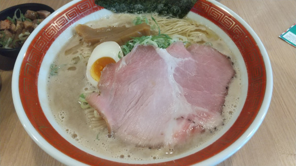 「豚骨らぁめん大盛　LINEサービス　コロチャー」@オリオン食堂の写真