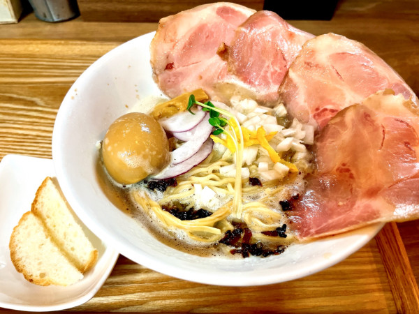 「コンフィチャーシューSOBA（980円）、味玉（CP）」@フレンチラーメンの店 MATOYAの写真