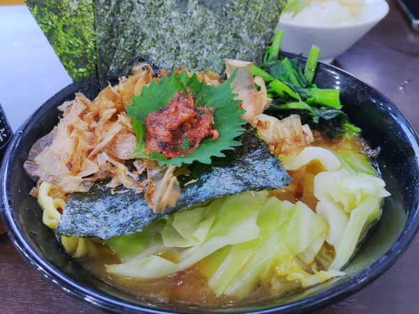 「ラーメン（半麺）和風トッピング キャベツ」@杉田家 千葉祐光店の写真