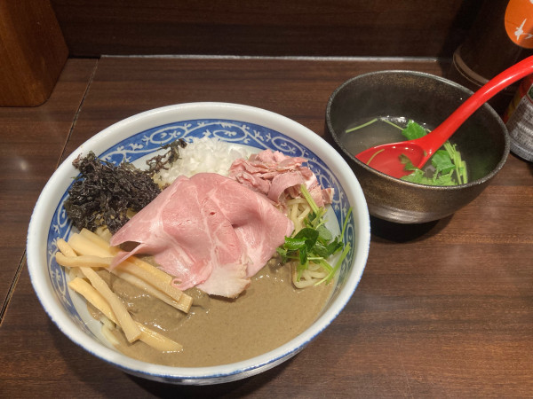 「冷やし煮干し油そば」@寿製麺 よしかわ 西台駅前店の写真