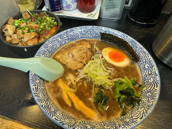 「らーめん（豚骨魚介）＋うなやき丼」@麺屋 青山 本店の写真