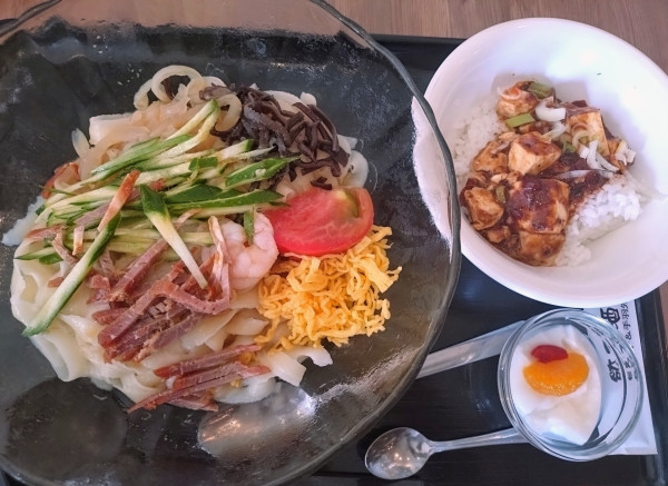「【夏期限定】冷やし刀削麺 ミニ山椒麻婆丼セット ￥1080」@餃子酒場の写真