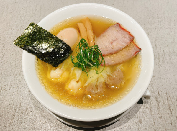 「白醤油 特製ワンタンメン+味玉」@ワンタン麺専門店 たゆたふの写真