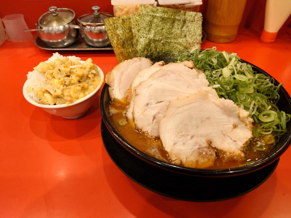「九条ネギラーメン大煮豚✖️2ライス✖️3硬め濃いめ多め」@横浜家系ラーメン 大輝家の写真