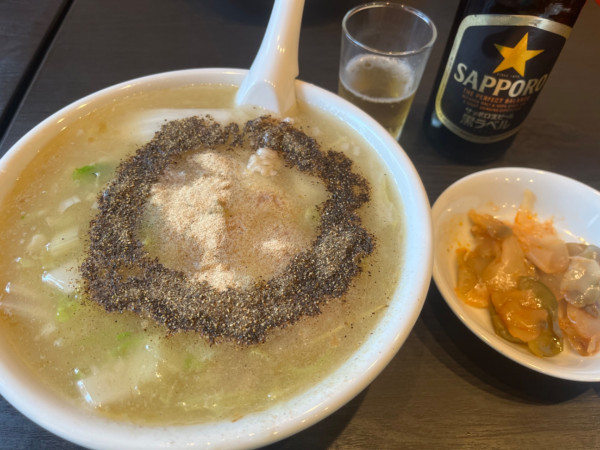 「サッポロ黒ラベル中瓶〜胡椒湯麺　ザーサイ他」@萬福飯店 新丸子店の写真