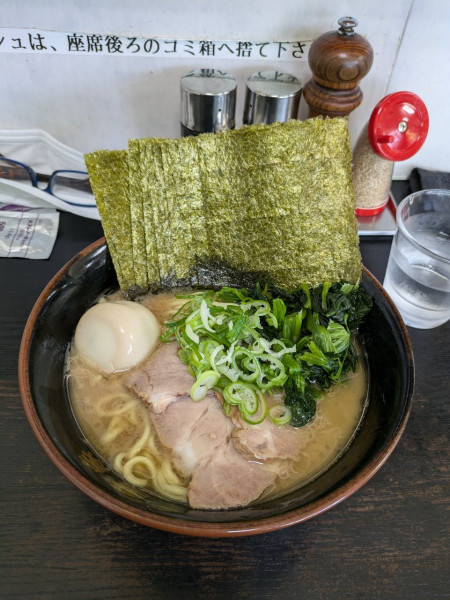 「頭骨醤油ラーメン海苔増し味玉」@雷家の写真