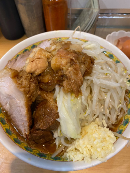 「中＋カレー脂＋生卵」@ラーメンめじ 武蔵小杉店の写真