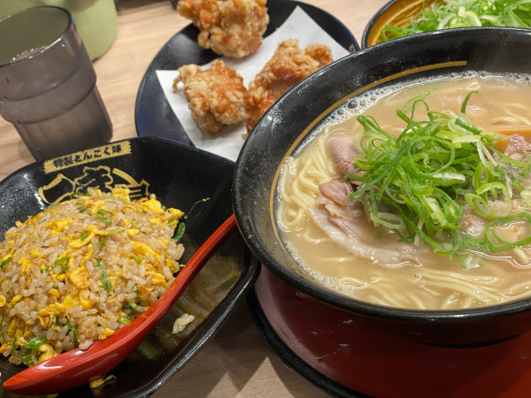 「うまやセット＋唐揚げ」@うま屋ラーメン 天白店の写真
