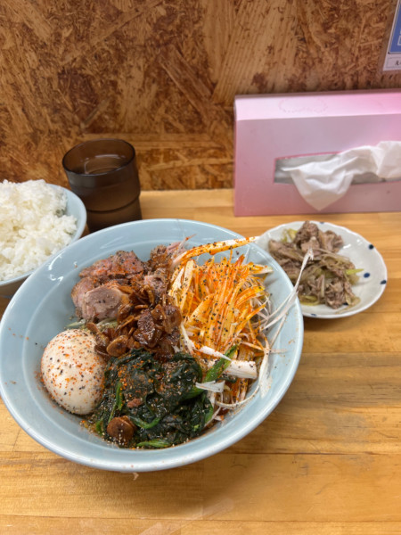 「冷やしにんにくまぜそば(¥1000)+白ネギチャー(¥50)」@えんふく家の写真