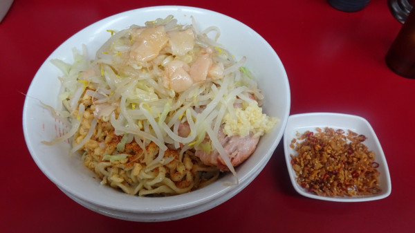 「ラーメン（900円）＋まかない＋フライドチリガーリック」@ラーメン二郎 相模大野店の写真