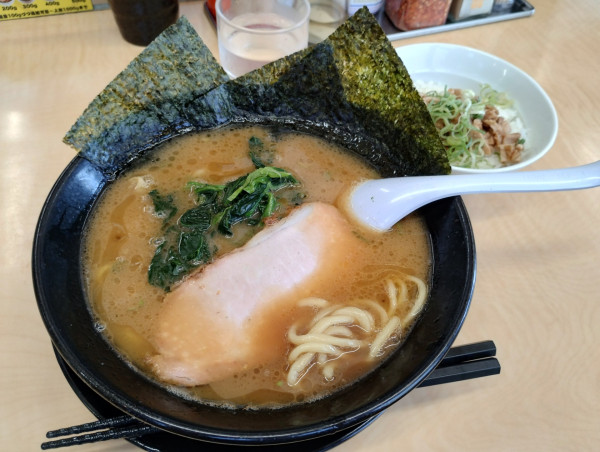 「とんこつ醤油ラーメン」@ら~めん ぎょうてん屋 GOLD 綾瀬店の写真