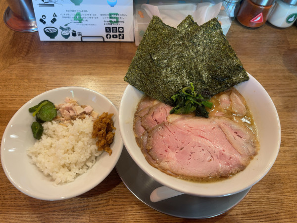 「なま醤油とんこつ+低温スモークチャーシュー（1130円）」@なま醤油とんこつ フルスイングの写真