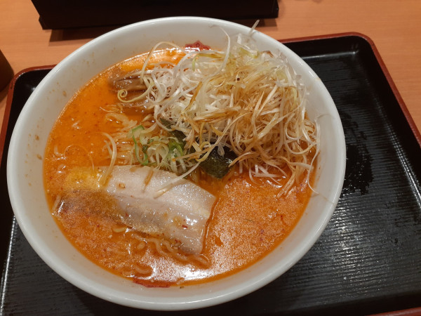 「ピリ辛とんこつネギラーメン、大盛」@日高屋 小田急マルシェ登戸店の写真