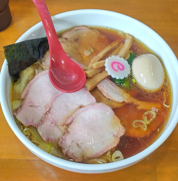 「焼豚ワンタン麺味玉入り」@とら食堂 松戸分店の写真