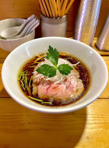 「醤油らぁめん【TP】低温調理チャーシュー」@のど黒らぁ麺 永屋の写真