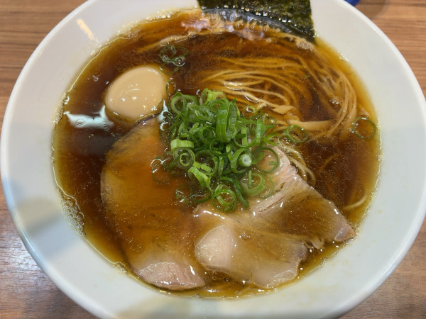 「味玉醤油らーめん」@らーめん にじいろの写真