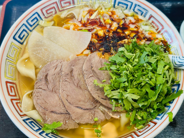 「蘭州牛肉面 寛麺 大盛 1,080円 パクチー増し 100円」@中國西北料理 蘭州・牛肉麺 一盛の写真