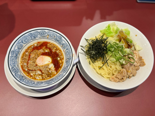 「冷とろける半熟卵の旨辛肉つけ麺890円(税込979円)」@丸源ラーメン 練馬光が丘店の写真