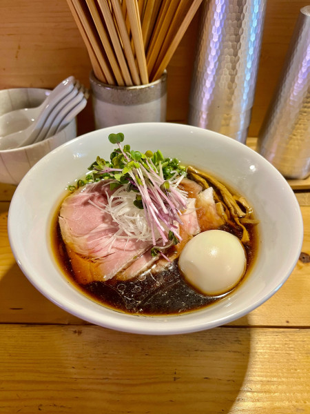 「【冷やし】特製醤油らぁめん」@のど黒らぁ麺 永屋の写真