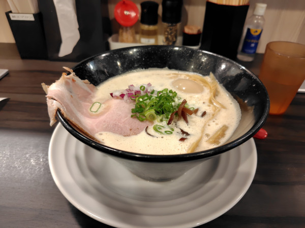 「濃厚泡豚骨味玉醤油ラーメン¥1020」@淡麗豚骨 TSUCHINOTOMIの写真