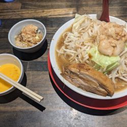 ラーメン（麺普通、野菜マシ、味付けアブラ、生たまご）