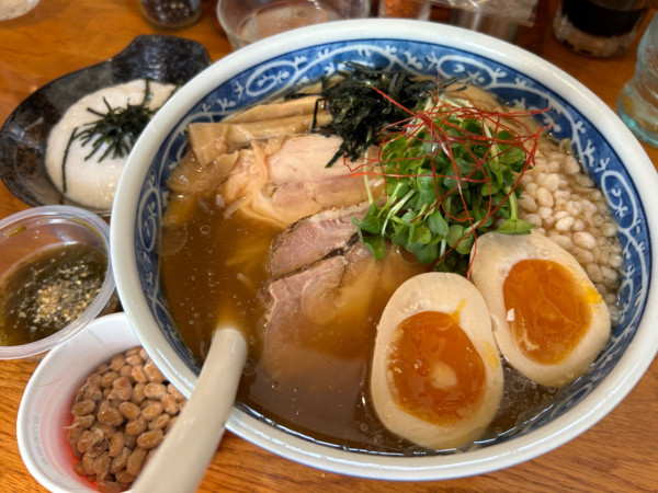 「【夏限定】冷しラーメン900円+とろろ＆納豆(各100円)他」@麺屋 鶏口の写真