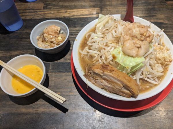 「ラーメン（麺普通、野菜マシ、味付けアブラ、生たまご）」@麺と飯 トンじろの写真
