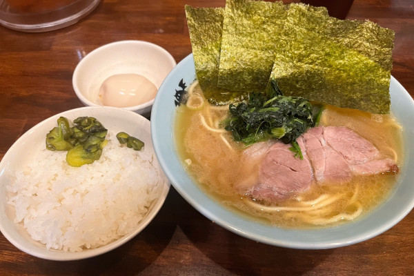 「ラーメン+ライス+味玉(ランチタイムサービス)」@洞くつ家の写真