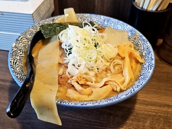 「【限定】冷たい豚骨魚介ラーメン大盛りと和え玉」@狼煙 〜NOROSHI〜の写真