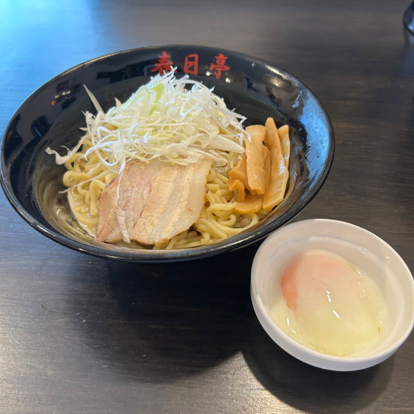 「冷やししょうゆそば(並盛)790円 温玉140円」@油そば春日亭 つくばEX研究学園店の写真