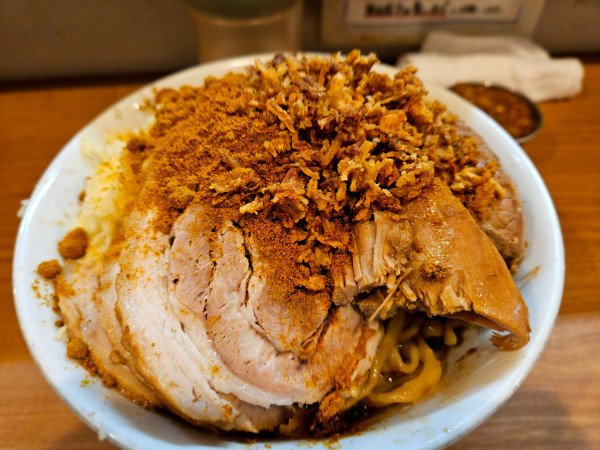 「カレー汁なし+豚増し」@ラーメン荘 地球規模で考えろ 伏見本店の写真