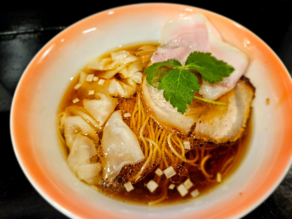 「わんたん醤油らぁ麺」@らぁ麺 もち月の写真