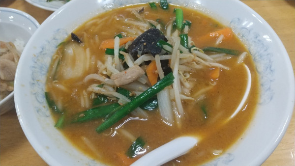 「味噌ラーメン　麺半玉」@ぎょうざの満洲 千川駅前店の写真