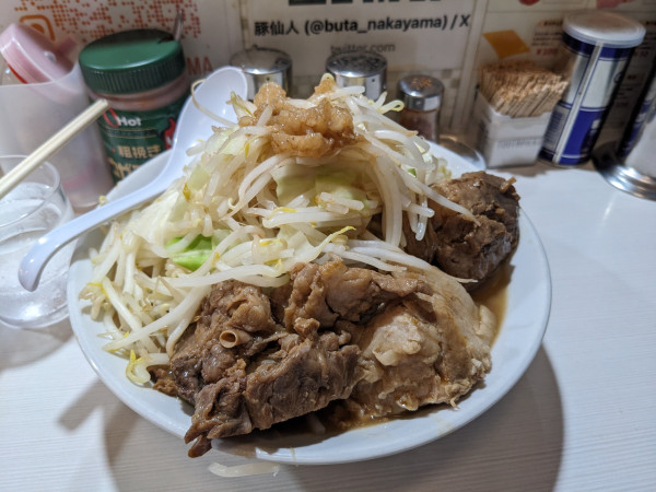「ミニラーメン+豚増し+味玉（ニンニクヤサイ）」@豚仙人 中山店の写真