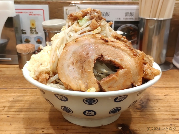 「濃厚雷そば 特盛（雷増し＋トロ豚）」@雷 千葉駅前店の写真