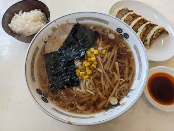 「醤油らーめん（大盛）＋餃子ランチ　950円」@手打ちラーメン 本丸の写真