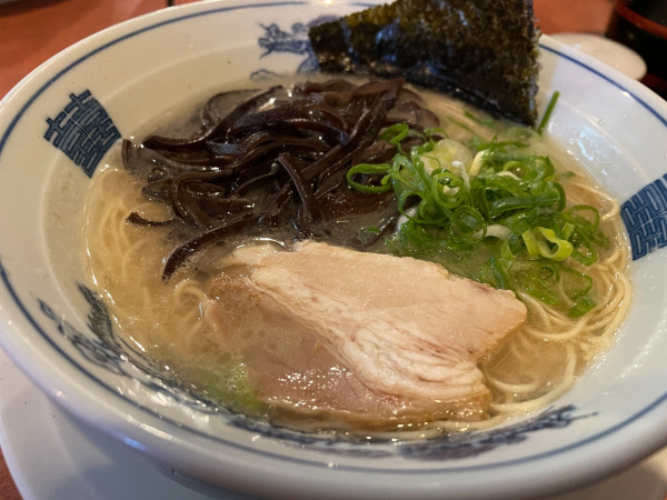 「白らぅめん・こってりハリガネ：850円＋替え玉粉落とし：10」@かくれ助屋の写真