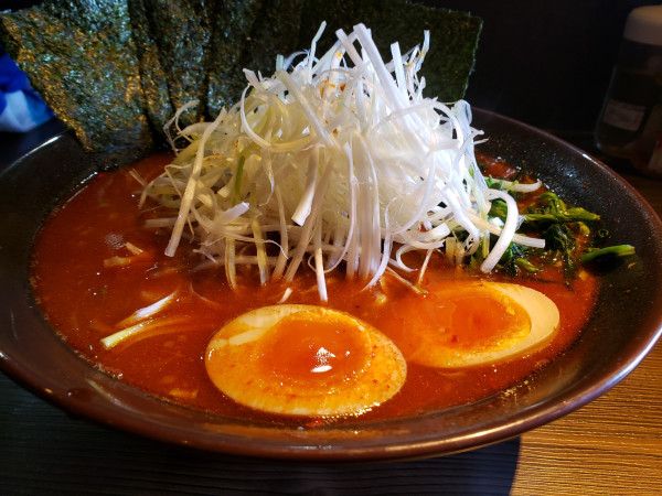 「美辛ラーメン中盛、萩原家トッピング」@ラーメン 萩原家 藤沢店の写真