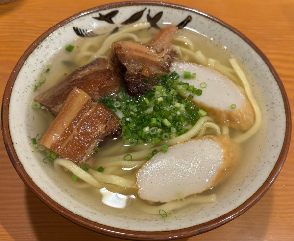 「沖縄そば（中）」@沖縄料理 島想いの写真
