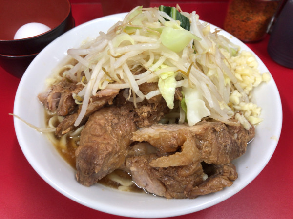 「小ぶた(ニンニク)+生たまご 1000円」@ラーメン二郎 大宮公園駅前店の写真