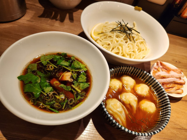 「黒旨エビワンタンつけソバ　引き落としチャーシュー」@中華soba いそべの写真