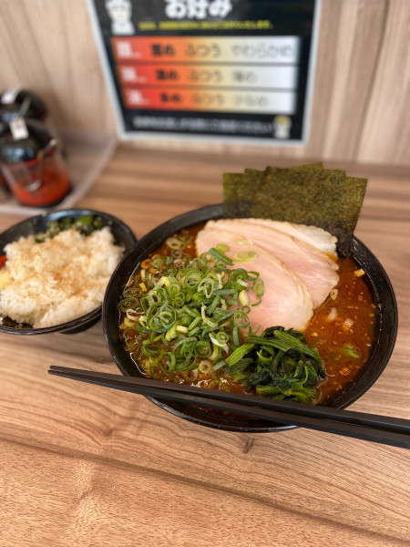 「辛味豚骨ラーメン中」@七代目武道家の写真