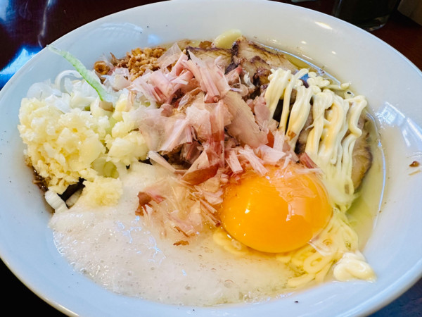 「【限定】ワンタンチャーシューまぜそば【1900円】」@手打ち 陰日向の写真