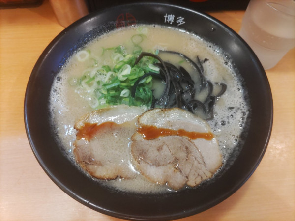 「クリーミーとんこつ780円」@博多くまちゃんらぁめんの写真