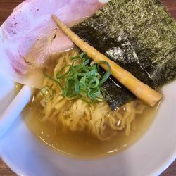 白醤油ラーメン　手もみ　980円