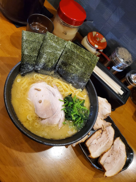 「中ラーメン、スペシャルチャーシュー」@らーめん ささきの写真