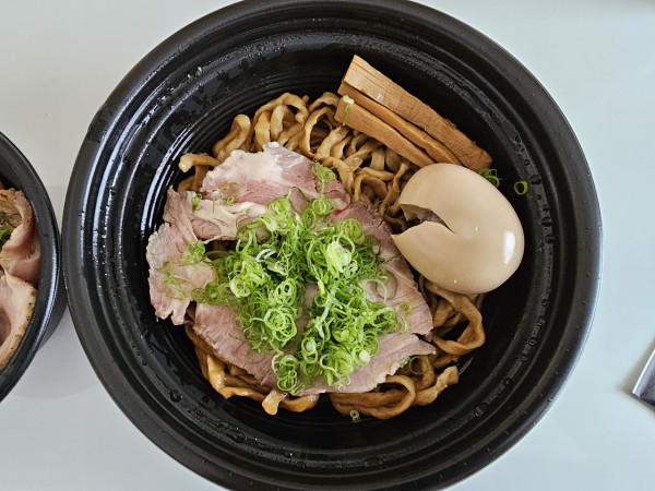 「【Wolt限定】味玉汁なしらぁ麺　1400円」@らぁ麺 くろ田の写真