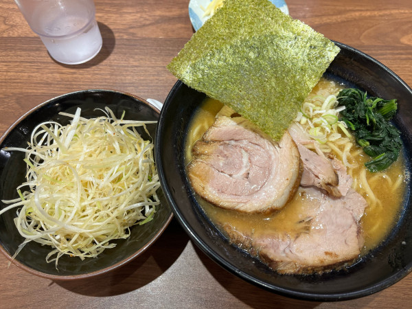 「醤油ねぎWちゃーしゅー大盛固め1090円」@おがわや 福生店の写真